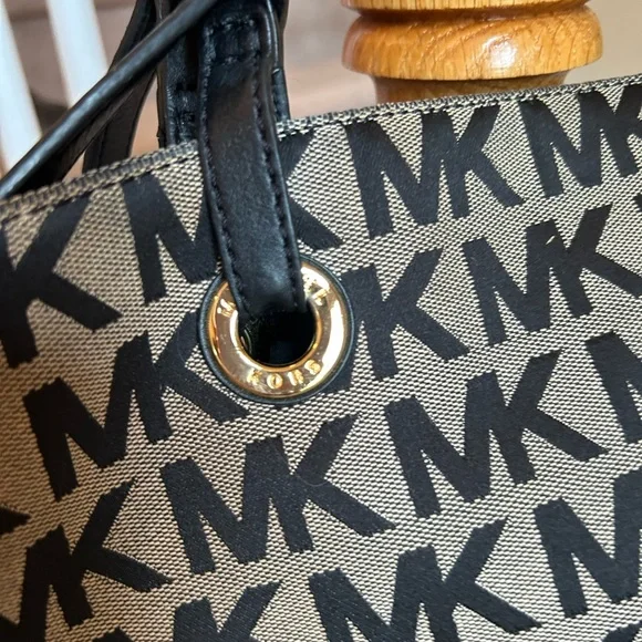 Michael Kors Black and Tan Tote Bag beautiful! - Picture 5 of 16